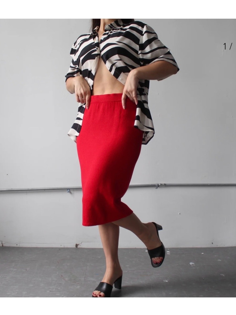 St. John Collection knit woven red skirt w slit size 4
